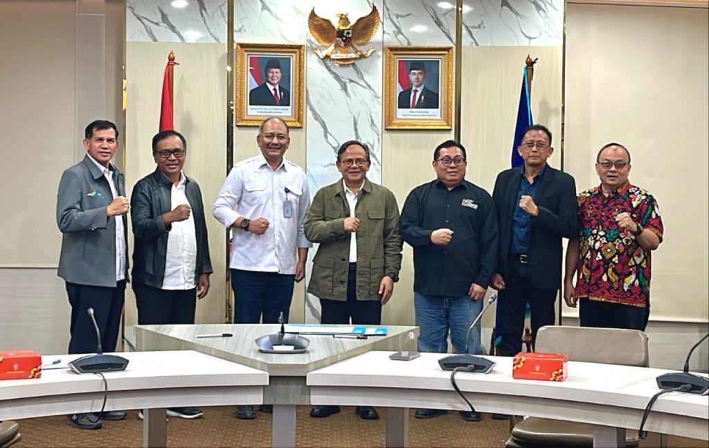 Ketua Umum SMSI Firdaus dan Direktur Utama LPP RRI Hendrasmo menandatangani MoU kolaborasi lawan hoaks di Jakarta.