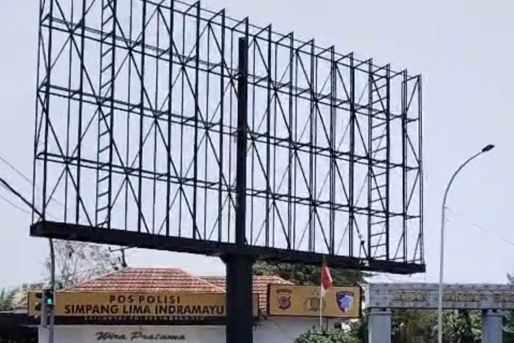 Reklame videotron PT Netlink World Indonesia di atas Pos Jaga Lantas Bundaran Mangga Indramayu